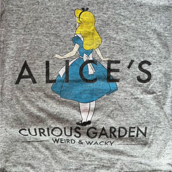 ✨3/15$ Disney Tee, Alice in Wonderland T-shirt - Picture 4 of 5